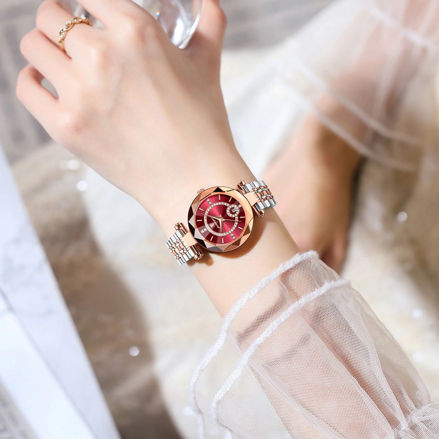 Women’s Ultra-Thin Quartz Watch – Luminous Hands with Diamond-Cut Crystal